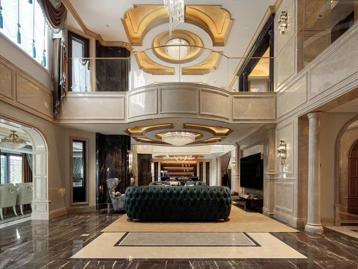 Double-height living room, seen from the entrance